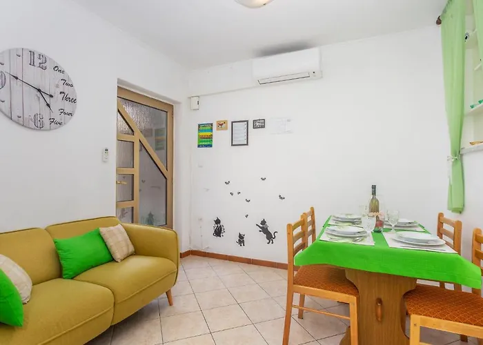 Apartment 2 Bedroom Cozy In