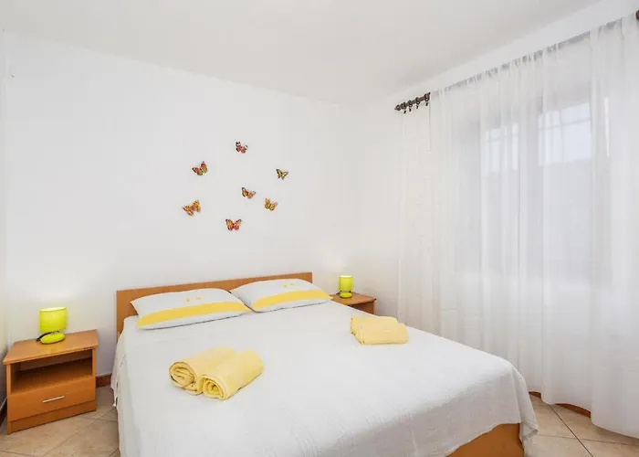 2 Bedroom Cozy In Apartment
