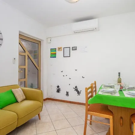 Apartment 2 Bedroom Cozy In