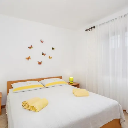 2 Bedroom Cozy In Apartment