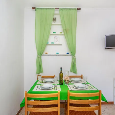 2 Bedroom Cozy In Omisalj