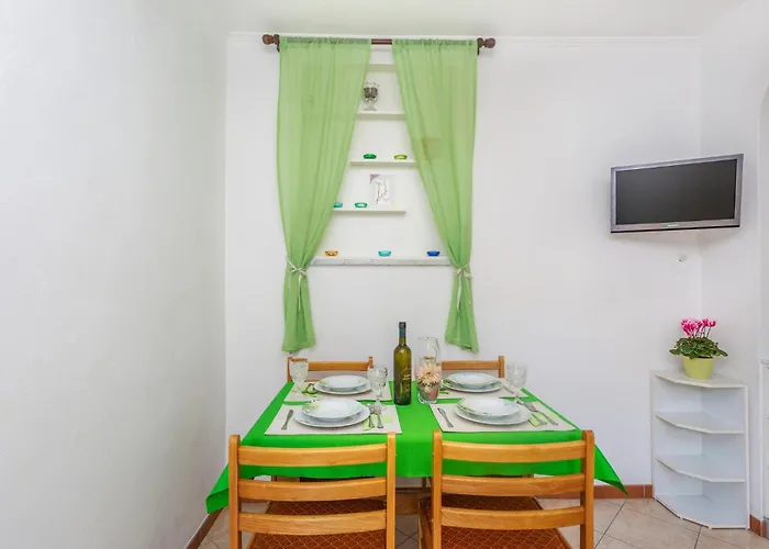 2 Bedroom Cozy In Omišalj